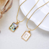 Collier carré de 26 lettres, coquille colorée, pendentif lumineux, chaîne pour femmes, bijoux de tempérament pour dames