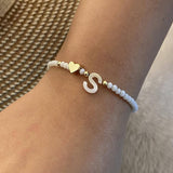 Lovemi – Armband mit 26 Buchstaben, weißen Muschelperlen, Damen-Armband aus Metall mit Liebesdesign, Schmuck